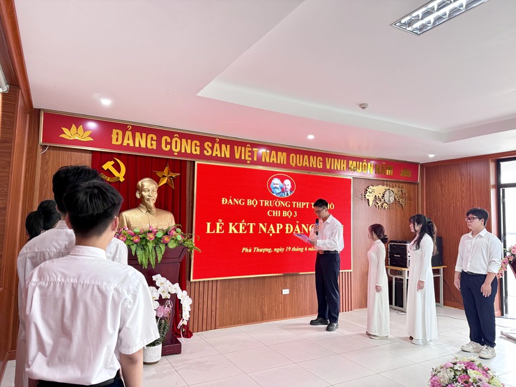 Đảng bộ Trường THPT Tây Hồ tổ chức Lễ kết nạp 13 đảng viên mới- Ảnh 4.