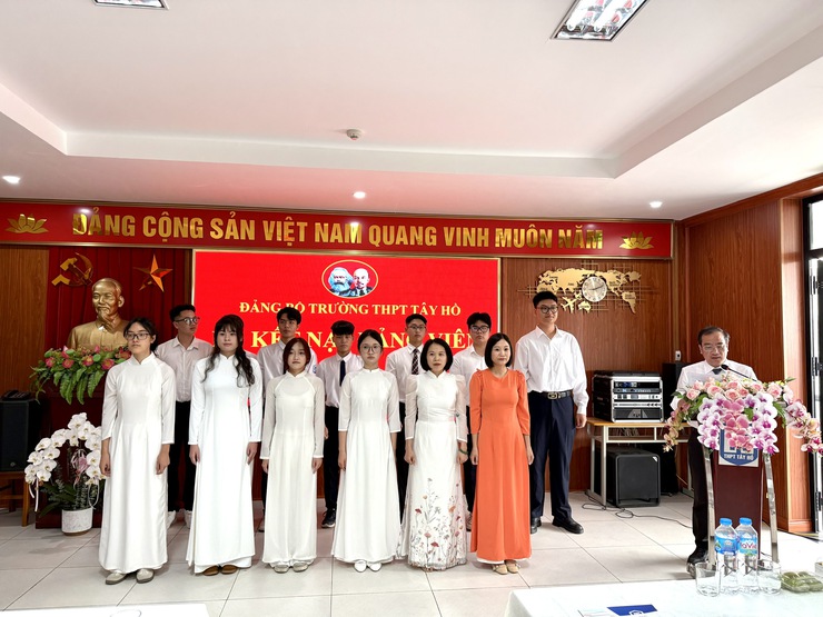 Đảng bộ Trường THPT Tây Hồ tổ chức Lễ kết nạp 13 đảng viên mới- Ảnh 5.
