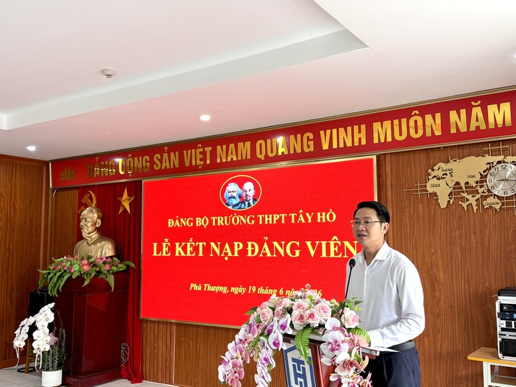 Đảng bộ Trường THPT Tây Hồ tổ chức Lễ kết nạp 13 đảng viên mới- Ảnh 6.