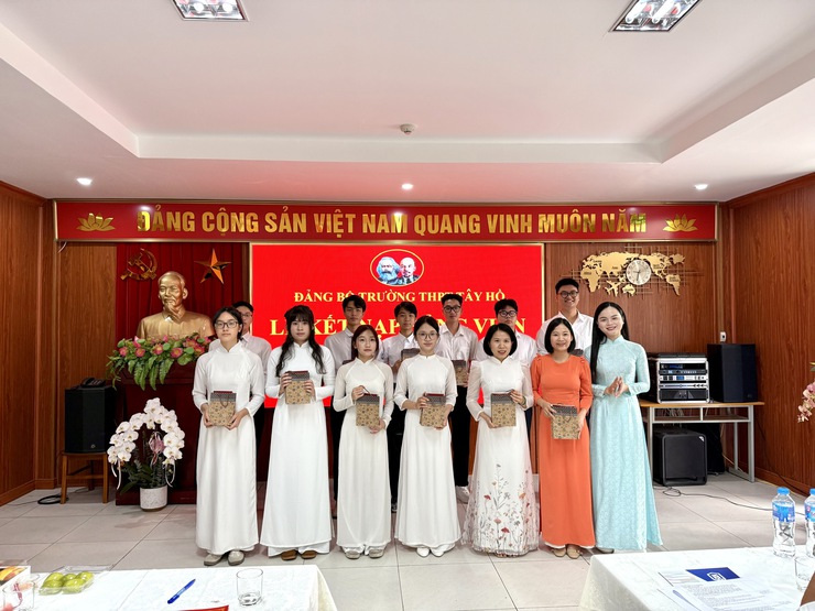Đảng bộ Trường THPT Tây Hồ tổ chức Lễ kết nạp 13 đảng viên mới- Ảnh 7.