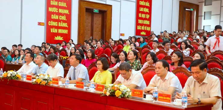 QUANG MINH TUYÊN DƯƠNG HÀNG TRĂM GIÁO VIÊN, HỌC SINH TIÊU BIỂU NĂM HỌC 2025 – 2026- Ảnh 1.