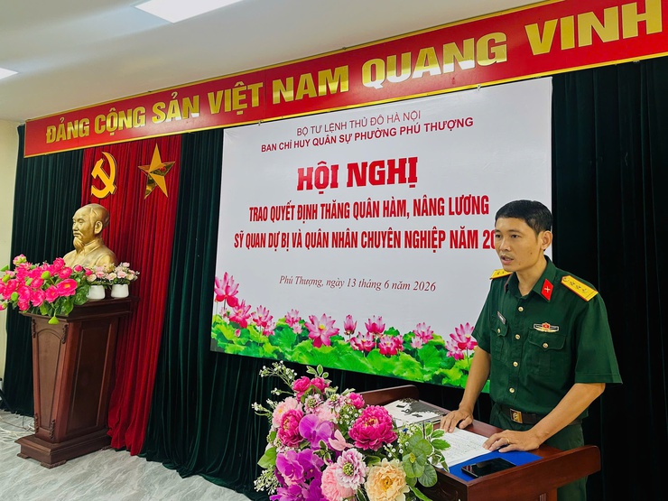 Ban Chỉ huy Quân sự phường Phú Thượng tổ chức Hội nghị trao quyết định thăng quân hàm, nâng lương sĩ quan dự bị, quân nhân chuyên nghiệp năm 2026- Ảnh 2.