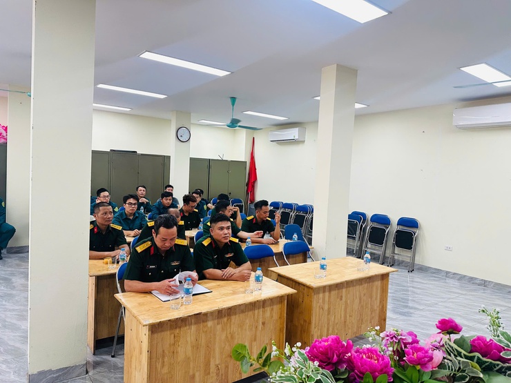Ban Chỉ huy Quân sự phường Phú Thượng tổ chức Hội nghị trao quyết định thăng quân hàm, nâng lương sĩ quan dự bị, quân nhân chuyên nghiệp năm 2026- Ảnh 1.
