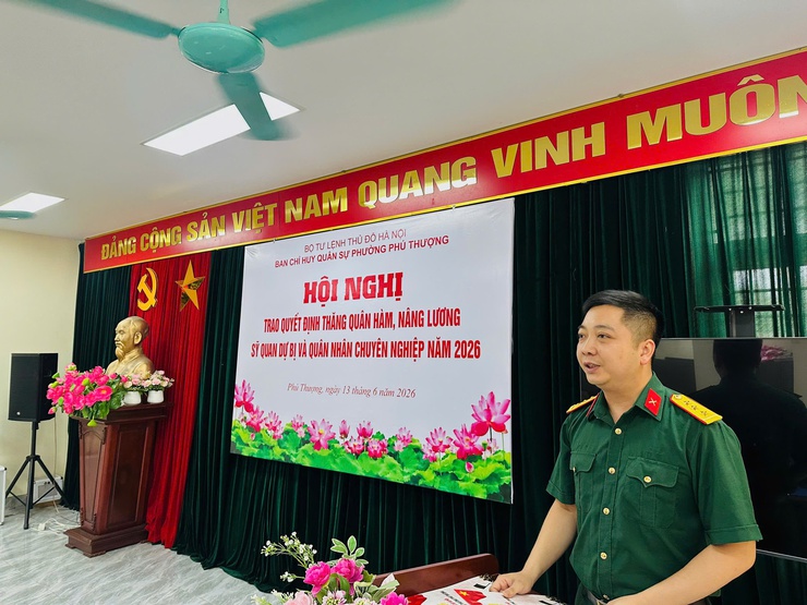 Ban Chỉ huy Quân sự phường Phú Thượng tổ chức Hội nghị trao quyết định thăng quân hàm, nâng lương sĩ quan dự bị, quân nhân chuyên nghiệp năm 2026- Ảnh 4.