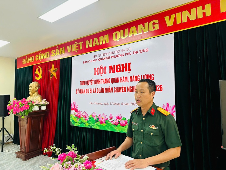 Ban Chỉ huy Quân sự phường Phú Thượng tổ chức Hội nghị trao quyết định thăng quân hàm, nâng lương sĩ quan dự bị, quân nhân chuyên nghiệp năm 2026- Ảnh 5.