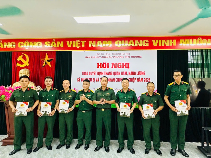 Ban Chỉ huy Quân sự phường Phú Thượng tổ chức Hội nghị trao quyết định thăng quân hàm, nâng lương sĩ quan dự bị, quân nhân chuyên nghiệp năm 2026- Ảnh 3.