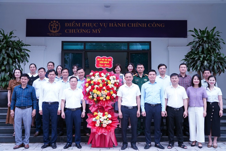 Lãnh đạo phường Chương Mỹ chúc mừng Trung tâm Dịch vụ tổng hợp nhân kỷ niệm 101 năm Ngày Báo chí Cách mạng Việt Nam- Ảnh 1.