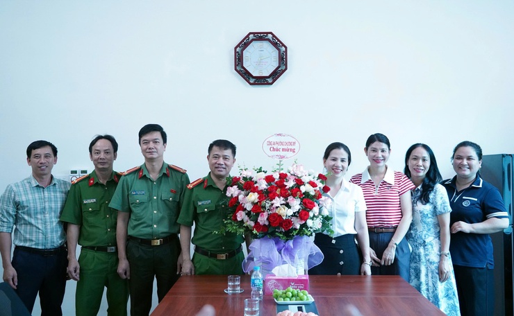 Lãnh đạo phường Chương Mỹ chúc mừng Trung tâm Dịch vụ tổng hợp nhân kỷ niệm 101 năm Ngày Báo chí Cách mạng Việt Nam- Ảnh 2.