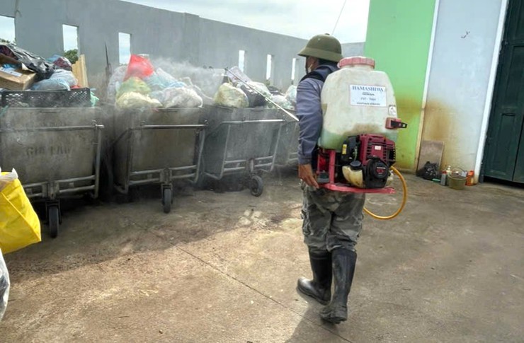 Bát Tràng triển khai phun diệt ruồi, tăng cường bảo vệ đàn vật nuôi- Ảnh 5.