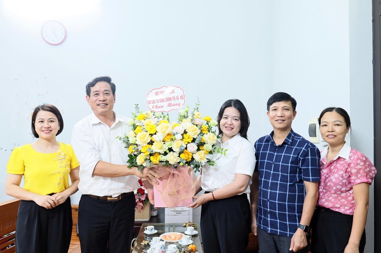 Lãnh đạo xã Quảng Bị tặng hoa chúc mừng Trung tâm Dịch vụ tổng hợp xã nhân kỷ niệm 101 năm Ngày Báo chí Cách mạng Việt Nam- Ảnh 6.