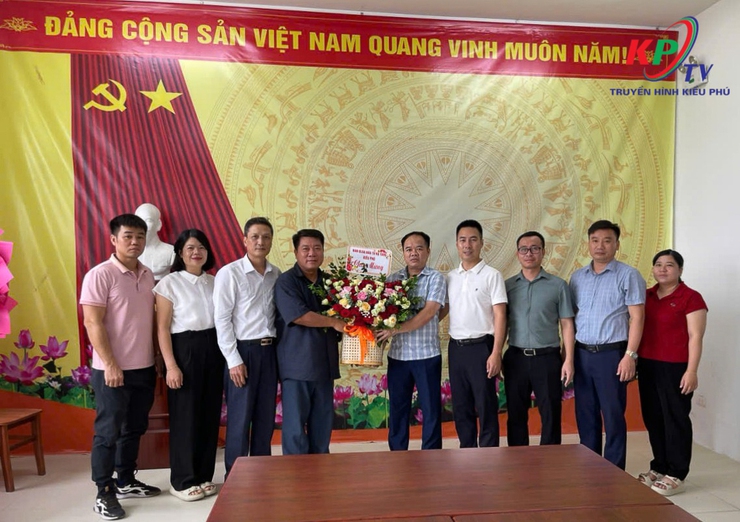 Những tình cảm trận trọng của các Phòng, Ban cơ quan xã Kiều Phú dành cho đội ngũ làm công tác thông tin tuyên truyền nhân kỷ niệm 101 năm ngày báo chí cách mạng Việt Nam- Ảnh 2.