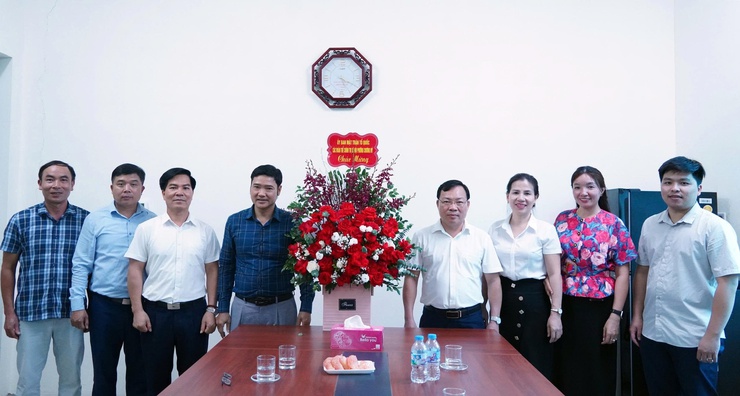 Lãnh đạo phường Chương Mỹ chúc mừng Trung tâm Dịch vụ tổng hợp nhân kỷ niệm 101 năm Ngày Báo chí Cách mạng Việt Nam- Ảnh 3.