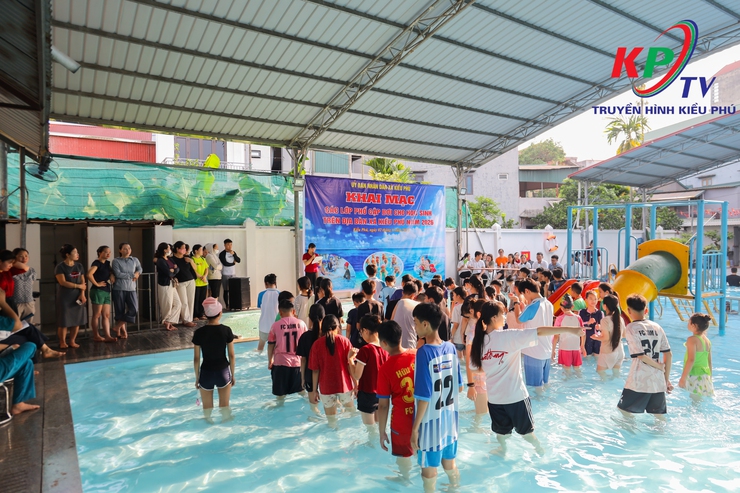 Xã Kiều Phú khai mạc lớp phổ cập bơi phòng, chống đuối nước, tai nạn thương tích cho trẻ em hè năm 2026- Ảnh 1.