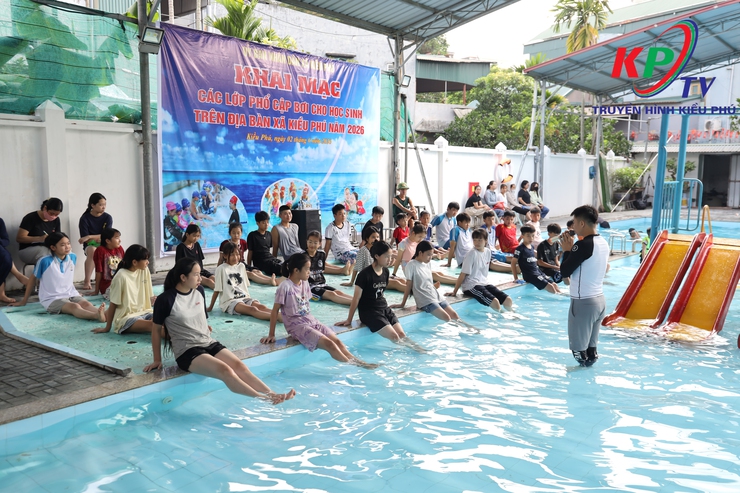 Xã Kiều Phú khai mạc lớp phổ cập bơi phòng, chống đuối nước, tai nạn thương tích cho trẻ em hè năm 2026- Ảnh 3.