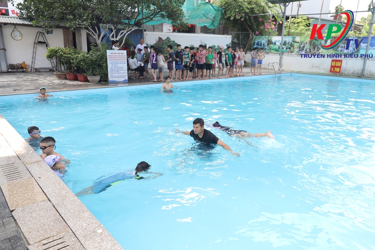 Xã Kiều Phú khai mạc lớp phổ cập bơi phòng, chống đuối nước, tai nạn thương tích cho trẻ em hè năm 2026- Ảnh 7.