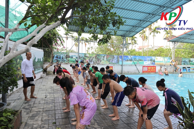 Xã Kiều Phú khai mạc lớp phổ cập bơi phòng, chống đuối nước, tai nạn thương tích cho trẻ em hè năm 2026- Ảnh 4.