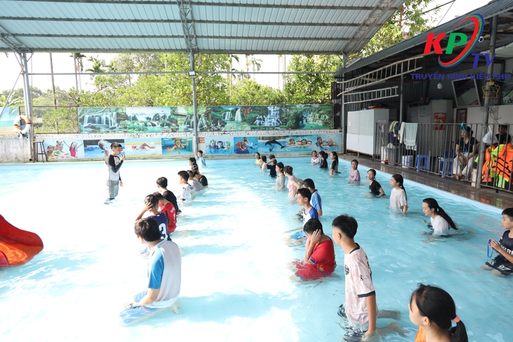 Xã Kiều Phú khai mạc lớp phổ cập bơi phòng, chống đuối nước, tai nạn thương tích cho trẻ em hè năm 2026- Ảnh 5.