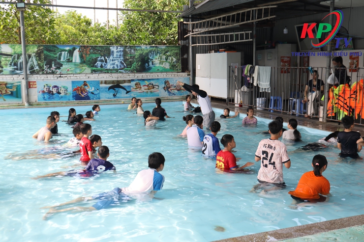 Xã Kiều Phú khai mạc lớp phổ cập bơi phòng, chống đuối nước, tai nạn thương tích cho trẻ em hè năm 2026- Ảnh 6.