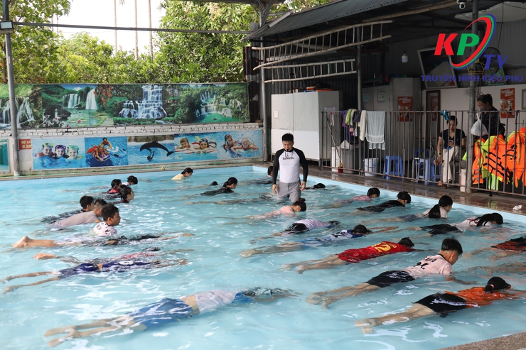 Xã Kiều Phú khai mạc lớp phổ cập bơi phòng, chống đuối nước, tai nạn thương tích cho trẻ em hè năm 2026- Ảnh 8.