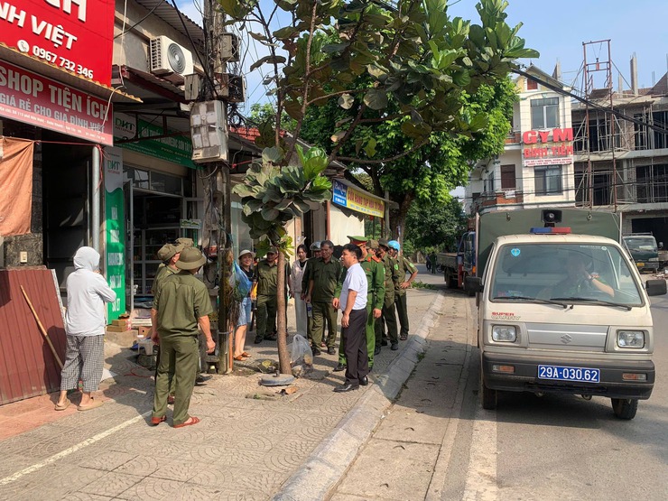 Phường Tùng Thiện ra quân xử lý chậu cây, vật dụng lấn chiếm vỉa hè, lòng đường – kiên quyết lập lại trật tự đô thị

- Ảnh 1.
