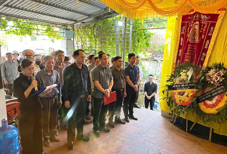 Lãnh đạo xã Phú Xuyên viếng, chia buồn và đọc điếu văn tiễn biệt đảng viên 75 năm tuổi Đảng- Ảnh 3.