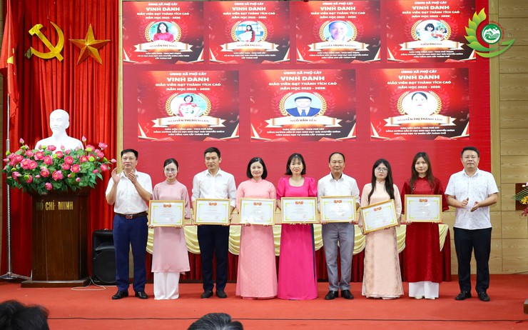 Xã Phú Cát tuyên dương, khen thưởng 43 học sinh tiêu biểu và vinh danh 21 giáo viên có thành tích trong công tác bồi dưỡng học sinh đạt thành tích cao năm học 2025 – 2026- Ảnh 8.