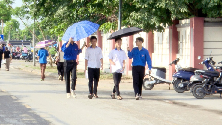 KỲ THI TUYỂN SINH VÀO LỚP 10 THPT NĂM HỌC 2026 – 2027 TRÊN ĐỊA BÀN XÃ THƯ LÂM DIỄN RA AN TOÀN, NGHIÊM TÚC, ĐÚNG QUY CHẾ- Ảnh 1.