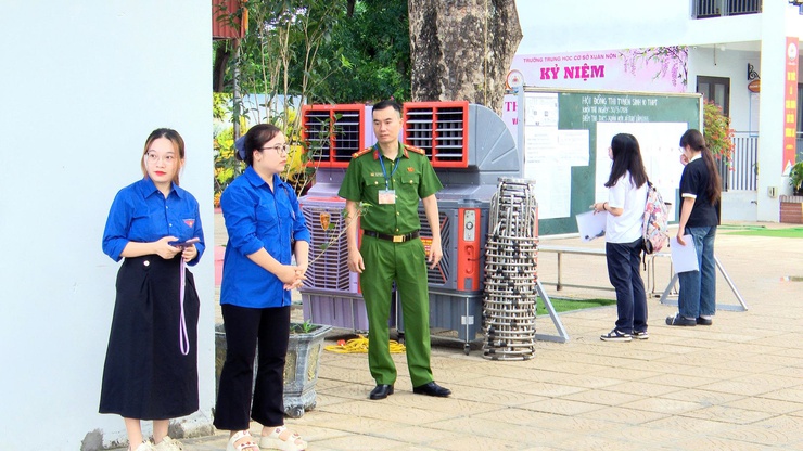 KỲ THI TUYỂN SINH VÀO LỚP 10 THPT NĂM HỌC 2026 – 2027 TRÊN ĐỊA BÀN XÃ THƯ LÂM DIỄN RA AN TOÀN, NGHIÊM TÚC, ĐÚNG QUY CHẾ- Ảnh 8.