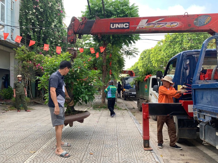 Phường Tùng Thiện ra quân xử lý chậu cây, vật dụng lấn chiếm vỉa hè, lòng đường – kiên quyết lập lại trật tự đô thị

- Ảnh 2.