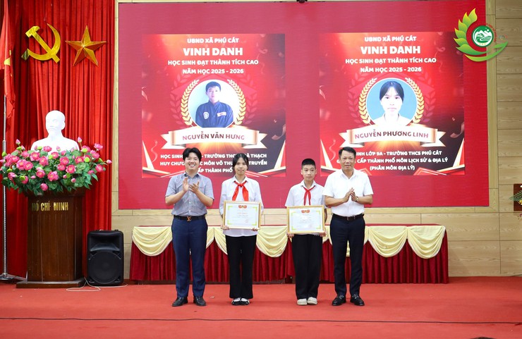 Xã Phú Cát tuyên dương, khen thưởng 43 học sinh tiêu biểu và vinh danh 21 giáo viên có thành tích trong công tác bồi dưỡng học sinh đạt thành tích cao năm học 2025 – 2026- Ảnh 1.