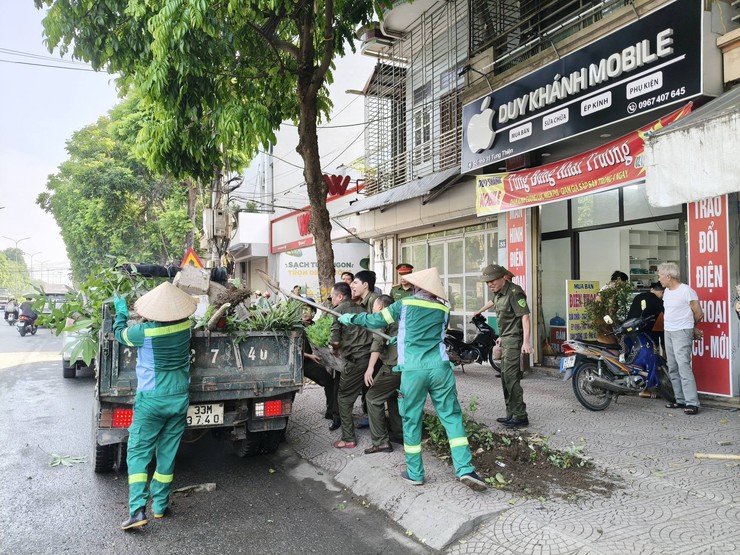 Phường Tùng Thiện ra quân xử lý chậu cây, vật dụng lấn chiếm vỉa hè, lòng đường – kiên quyết lập lại trật tự đô thị

- Ảnh 3.