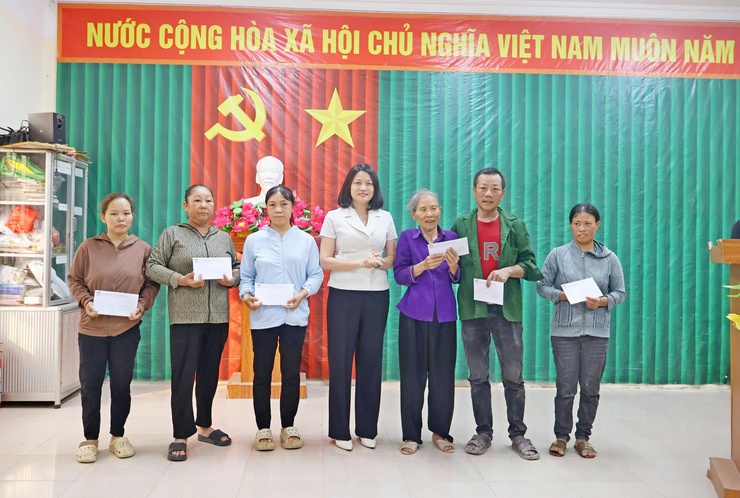 MTTQ xã Đoài Phương tặng quà 12 hộ có hoàn cảnh khó khăn nhân dịp Lễ Phật đản Phật lịch 2570 - Dương lịch 2026- Ảnh 1.