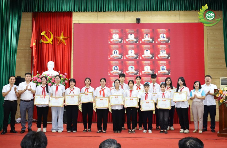Xã Phú Cát tuyên dương, khen thưởng 43 học sinh tiêu biểu và vinh danh 21 giáo viên có thành tích trong công tác bồi dưỡng học sinh đạt thành tích cao năm học 2025 – 2026- Ảnh 2.