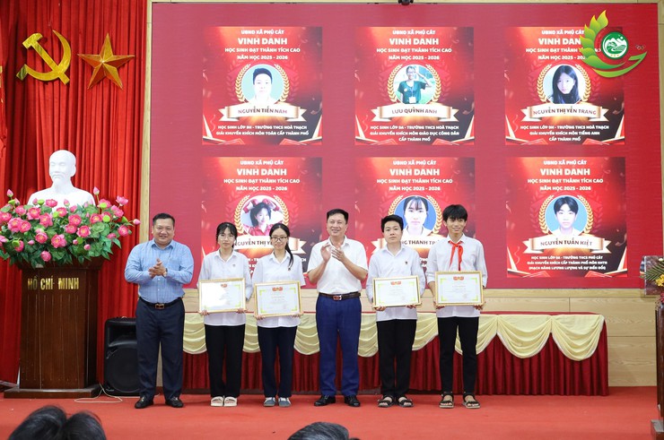 Xã Phú Cát tuyên dương, khen thưởng 43 học sinh tiêu biểu và vinh danh 21 giáo viên có thành tích trong công tác bồi dưỡng học sinh đạt thành tích cao năm học 2025 – 2026- Ảnh 3.