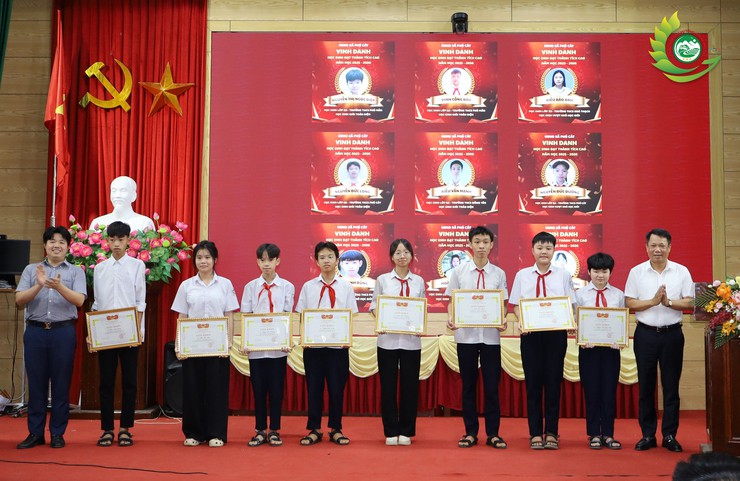 Xã Phú Cát tuyên dương, khen thưởng 43 học sinh tiêu biểu và vinh danh 21 giáo viên có thành tích trong công tác bồi dưỡng học sinh đạt thành tích cao năm học 2025 – 2026- Ảnh 4.