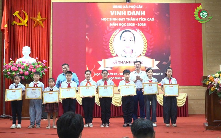 Xã Phú Cát tuyên dương, khen thưởng 43 học sinh tiêu biểu và vinh danh 21 giáo viên có thành tích trong công tác bồi dưỡng học sinh đạt thành tích cao năm học 2025 – 2026- Ảnh 5.