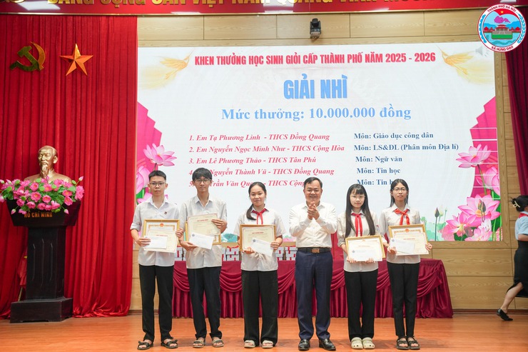XÃ HƯNG ĐẠO TỔ CHỨC LỄ TUYÊN DƯƠNG, KHEN THƯỞNG HỌC SINH ĐẠT THÀNH TÍCH XUẤT SẮC NĂM HỌC 2025 - 2026; HƯỞNG ỨNG THÁNG HÀNH ĐỘNG VÌ TRẺ EM VÀ HOẠT ĐỘNG HÈ NĂM 2026- Ảnh 4.