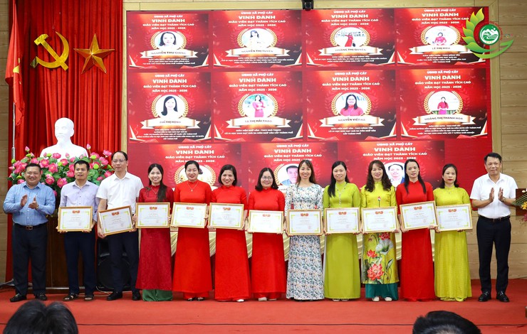 Xã Phú Cát tuyên dương, khen thưởng 43 học sinh tiêu biểu và vinh danh 21 giáo viên có thành tích trong công tác bồi dưỡng học sinh đạt thành tích cao năm học 2025 – 2026- Ảnh 7.