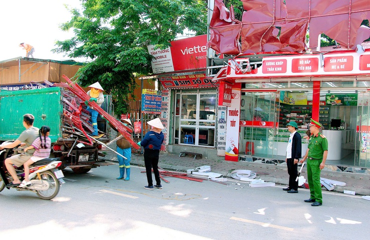 BAN CHỈ ĐẠO 197 XÃ PHÚC SƠN TIẾP TỤC RA QUÂN GIẢI TỎA VI PHẠM HÀNH LANG AN TOÀN GIAO THÔNG, LẤN CHIẾM ĐẤT CÔNG TRÊN ĐỊA BÀN XÃ- Ảnh 1.