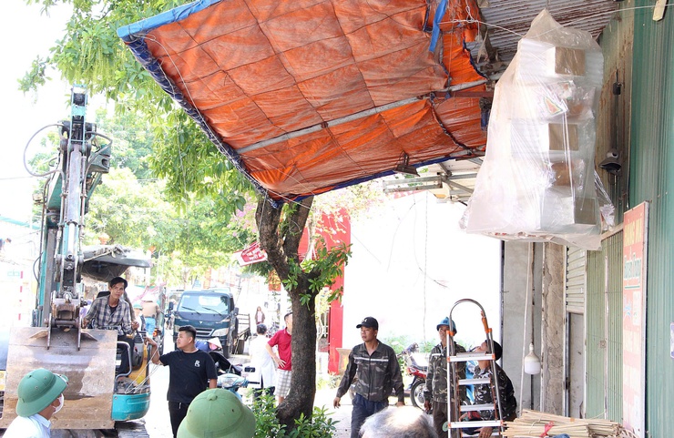 BAN CHỈ ĐẠO 197 XÃ PHÚC SƠN TIẾP TỤC RA QUÂN GIẢI TỎA VI PHẠM HÀNH LANG AN TOÀN GIAO THÔNG, LẤN CHIẾM ĐẤT CÔNG TRÊN ĐỊA BÀN XÃ- Ảnh 2.