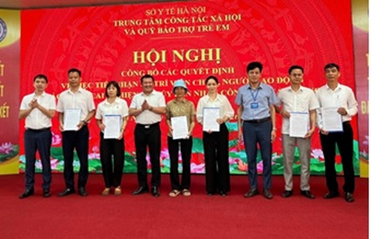 Hội nghị công bố các Quyết định về việc tiếp nhận, bố trí viên chức, người lao động của các cơ sở cai nghiện ma tuý đến nhận công tác tại Trung tâm Công tác xã hội và Quỹ Bảo trợ trẻ em Hà Nội- Ảnh 1.