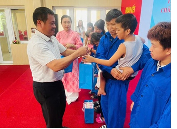 Tặng quà cho trẻ em đang được chăm sóc, nuôi dưỡng tại Trung tâm Công tác xã hội và Quỹ Bảo trợ trẻ em Hà Nội dịp ngày Quốc tế thiếu nhi 01/6- Ảnh 1.