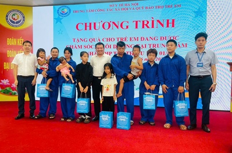 Tặng quà cho trẻ em đang được chăm sóc, nuôi dưỡng tại Trung tâm Công tác xã hội và Quỹ Bảo trợ trẻ em Hà Nội dịp ngày Quốc tế thiếu nhi 01/6- Ảnh 2.
