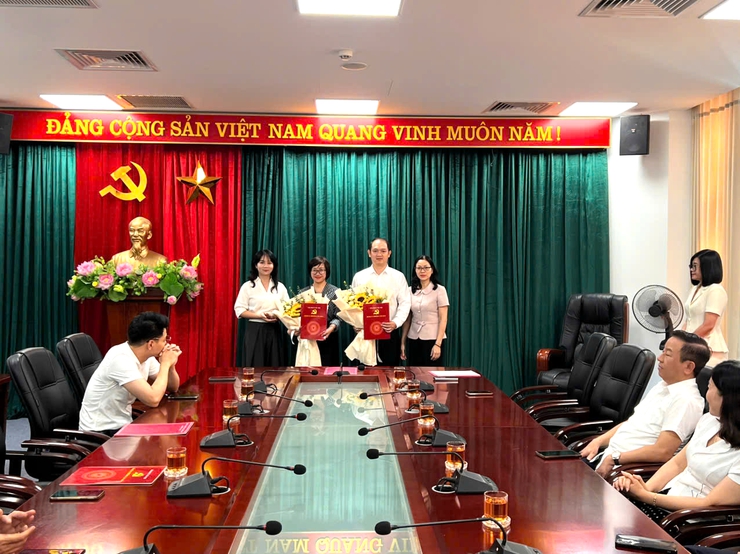 ĐẢNG ỦY PHƯỜNG CẦU GIẤY TỔ CHỨC HỘI NGHỊ CÔNG BỐ VÀ TRAO QUYẾT ĐỊNH VỀ CÔNG TÁC CÁN BỘ- Ảnh 1.