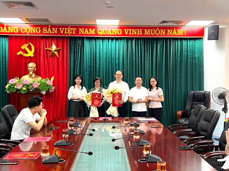 ĐẢNG ỦY PHƯỜNG CẦU GIẤY TỔ CHỨC HỘI NGHỊ CÔNG BỐ VÀ TRAO QUYẾT ĐỊNH VỀ CÔNG TÁC CÁN BỘ- Ảnh 2.