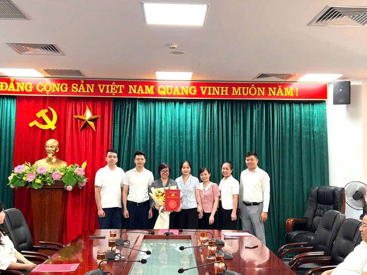 ĐẢNG ỦY PHƯỜNG CẦU GIẤY TỔ CHỨC HỘI NGHỊ CÔNG BỐ VÀ TRAO QUYẾT ĐỊNH VỀ CÔNG TÁC CÁN BỘ- Ảnh 4.