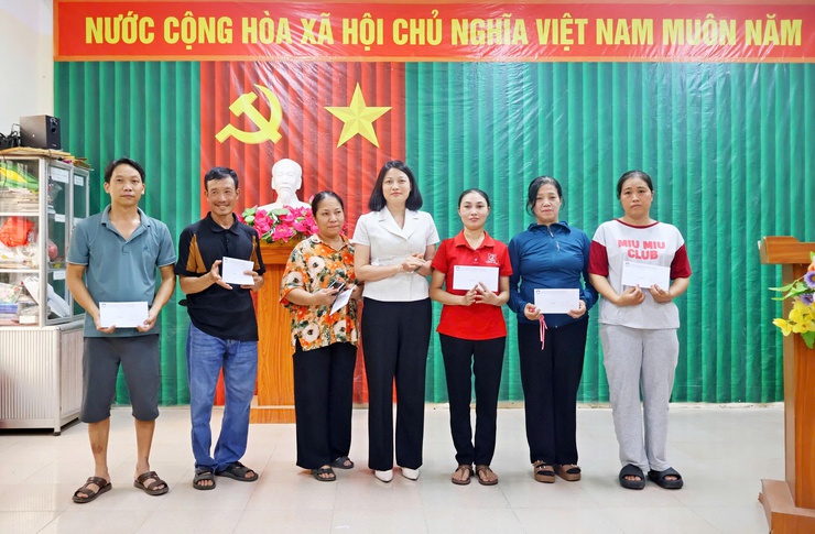 MTTQ xã Đoài Phương tặng quà 12 hộ có hoàn cảnh khó khăn nhân dịp Lễ Phật đản Phật lịch 2570 - Dương lịch 2026- Ảnh 2.