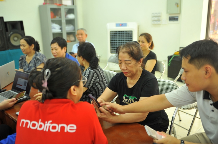 Hiệu quả từ các điểm "Bình dân học vụ số lưu động" 
trên địa bàn Phường Tương Mai 
- Ảnh 6.
