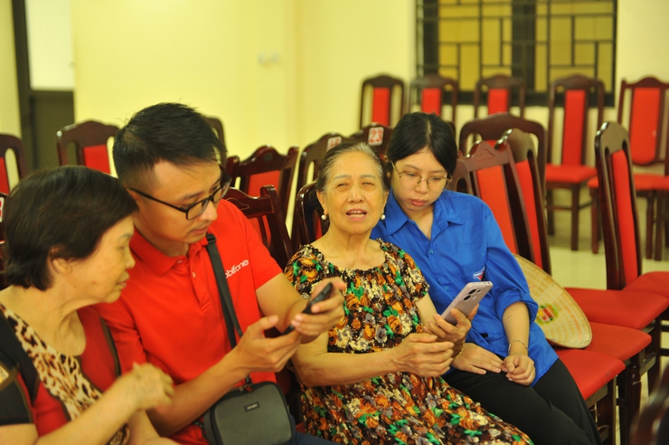 Hiệu quả từ các điểm "Bình dân học vụ số lưu động" 
trên địa bàn Phường Tương Mai 
- Ảnh 9.