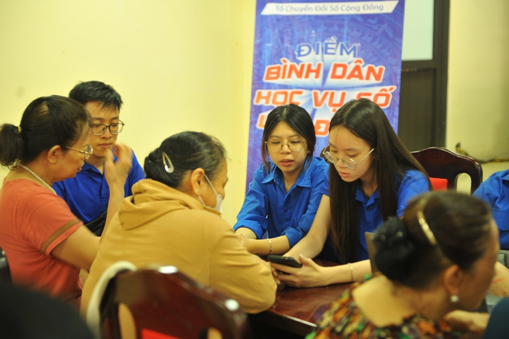 Hiệu quả từ các điểm "Bình dân học vụ số lưu động" 
trên địa bàn Phường Tương Mai 
- Ảnh 11.
